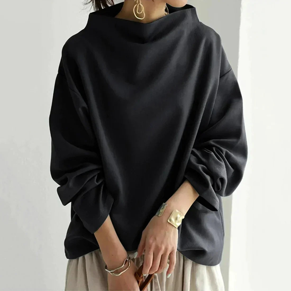 ER | Maglia nera con scollo rotondo oversize
