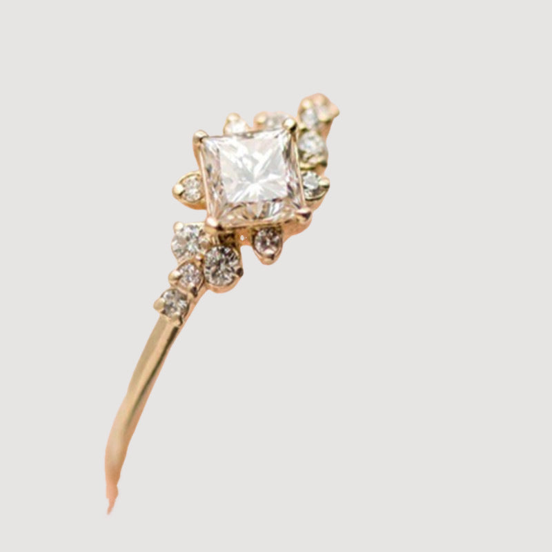 Anello bellissimo con stile unico