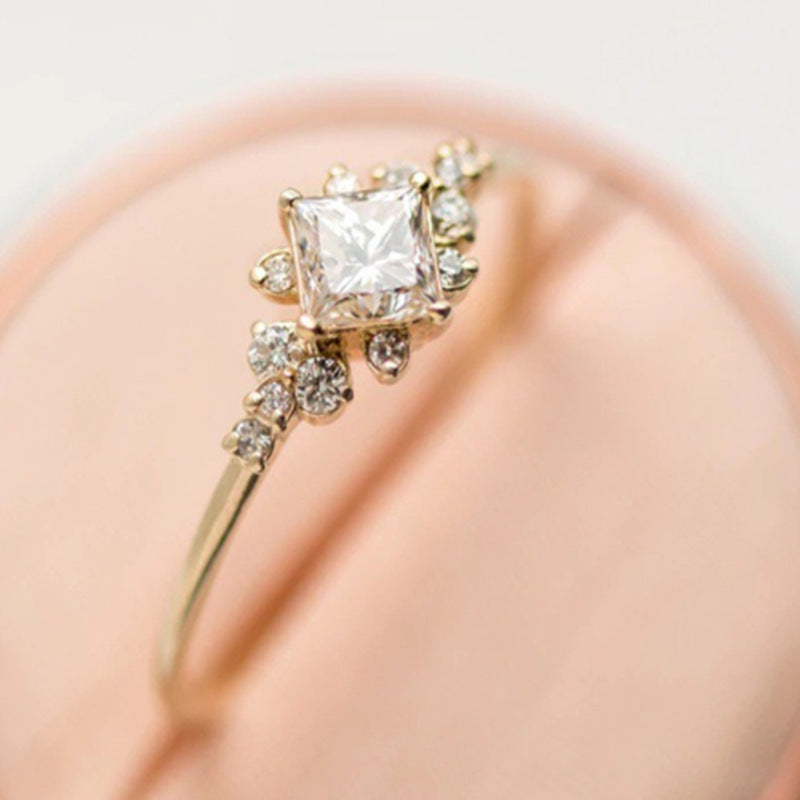 Anello bellissimo con stile unico