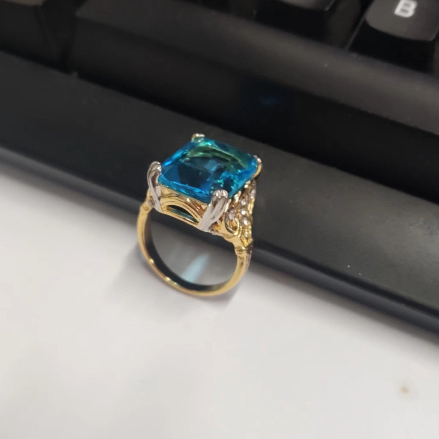 Anello bellissimo con stile unico