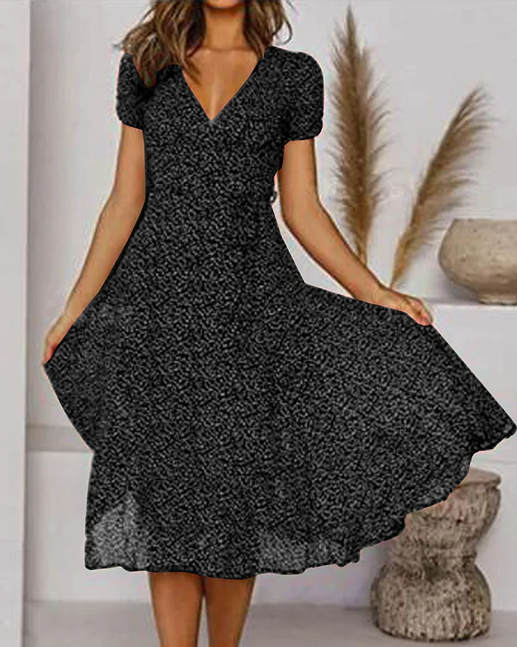 ER | Abito in chiffon stampato con maniche corte e scollatura a V