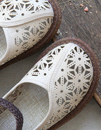 ER | Scarpe slip-on con taglio floreale